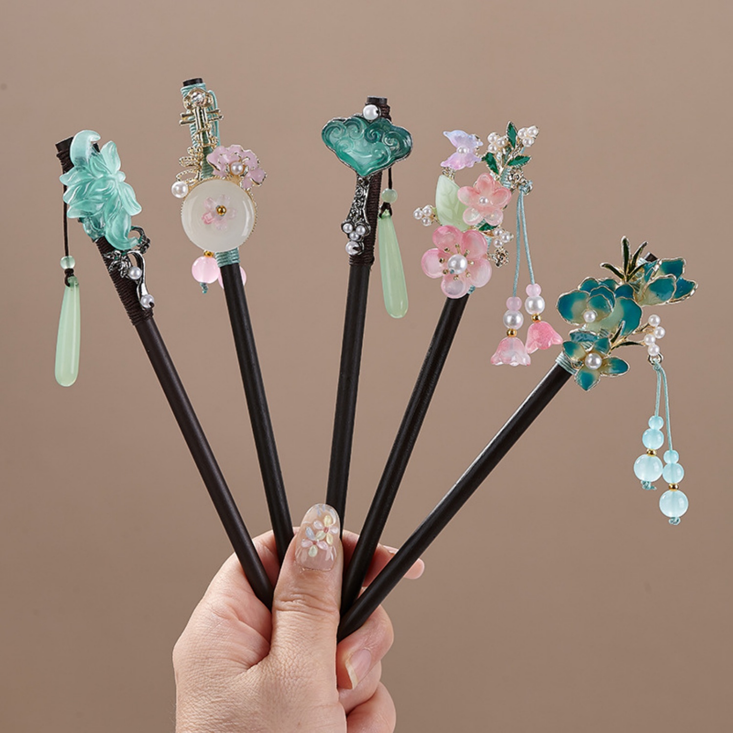 Hanbok Hair Pin - دبوس شعر خشبي بتصميم زهور عتيق
